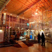体育館に工業地帯夜景　豊福亮「ＩＣＨＩＨＡＲＡ　ＲＥＢＯＯＴＩＮＧ　ＰＬＡＮＴ」　市原・旧里見小学校　【内房総アートフェス作品紹介】