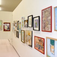 猫の絵画作品だけでも多彩。本物の猫（左下）も姿を見せる