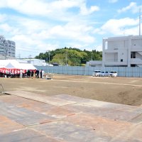 新学校給食センターの建設地。右奥の建物は山武警察署