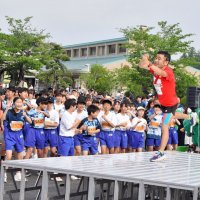準備体操で会場を盛り上げる猫ひろしさん
