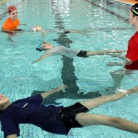 子どもの水難防げ　猛暑の夏へ　着衣泳、命守る方法学ぶ　千葉市緑区で体験会