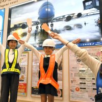 飛行機動かせた！！　成田空港２０日開港４６周年　イオン　記念フェアで仕事体験　魅力描く映画も紹介
