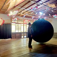 伝統とＮＰＯ活動反映　角文平「Ｈｏｍｉｎｇ」　市原・内田未来楽校　【内房総アートフェス作品紹介】