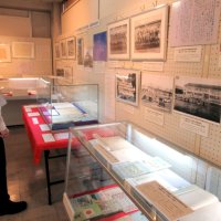 鎌ケ谷の小学校１５０年史たどる　教室用具、児童写真ずらり　配置場所巡る争論も解説　２６日まで