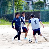サッカー部の練習に参加する佐藤さん（左）＝船橋市の船橋古和釜高