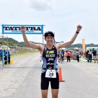 スタンダードで連覇を果たし、笑顔を見せる望月さん