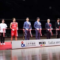 「ららアリーナ　東京ベイ」のお披露目イベントでテープカットを行う富樫選手（左から２人目）ら＝２９日、船橋市