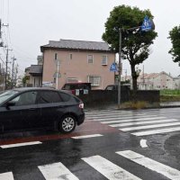 事故があった交差点＝１８日午後０時半ごろ、四街道市和良比