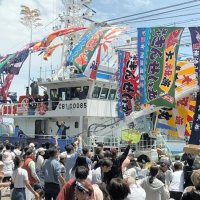 大勢の市民らでにぎわった新造船からの餅まき＝２日、銚子市