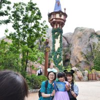 新たにオープンしたファンタジースプリングスを楽しむ来園者＝６日、浦安市の東京ディズニーシー