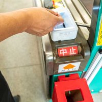 顔認証乗車システムを利用しない場合は、発券したＱＲコードを読み取り機にかざして乗車する（山万提供）