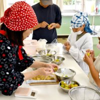 おいしい梅干しになあれ　４年生が仕込みに挑戦　神崎・米沢小