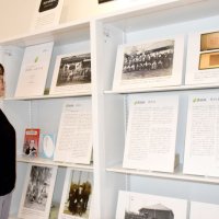 旭を訪れた際に地元の人たちと撮影された写真などが並ぶ「メモリアル展」＝旭市役所