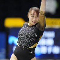 体操全日本選手権女子個人総合予選の床運動で演技する宮田＝４月、高崎アリーナ（共同）
