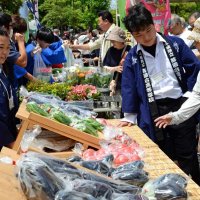 高校生が育てた野菜、格安販売　千葉市のホテルで朝市　開店前から客詰めかけ　農業科ある高校など１７団体