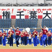 「ジャンボリミッキー」を演奏する習志野と拓大紅陵の吹奏楽部員=６日、千葉市美浜区のＺＯＺＯマリンスタジアム