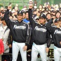 大谷翔平選手（左）の日ハム入団式典には鎌ケ谷スタジアムに大勢のファンが詰めかけた＝２０１３年１月、鎌ケ谷市