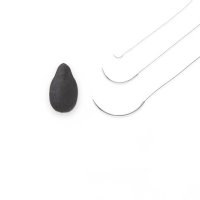 ごま粒と比較した、河野製作所開発の直径０・０３ミリの手術針（一番上）＝河野製作所提供
