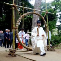 「茅の輪」くぐり厄落とし　東金・日吉神社舞台のアニメ「お礼」兼ね　商店街組合が設置
