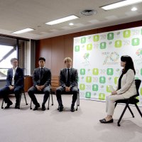 「メダル持ち帰る」　サッカー柏レイソル　細谷、関根選手　パリ五輪へ決意新た　柏市役所訪問　児童から寄せ書き