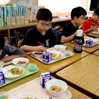「もちもち」頬張り笑顔　船橋産小松菜使った米麺給食　薬円台南小