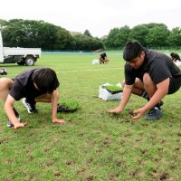 ラグビー部高校生　競技場に〝恩返し〟　千葉県内７０人、芝の苗植え手伝い　千葉市稲毛区　県総合ＳＣ