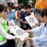 佐原の大祭会場で高校生と防犯巡回　香取署