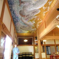 本堂に奉納された天井画「妙正大明神」を見上げる赤羽住職＝市川市