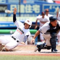東京学館－木更津総合　８回裏２死一塁、井上の右中間適時打で一走羽根が一気に生還しコールド勝ちを決める。捕手千葉＝ＺＯＺＯマリン