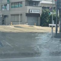 松戸で道路に水あふれる　６４年前敷設の地中管が老朽化か、交通規制や濁り水　【動画あり】