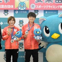 メダルを手に服部市長（左）を表敬訪問した角田選手（中央）と安楽選手＝２６日、八千代市役所