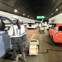 アクアライン、通行止め解除　トンネル内車両火災　立ち往生ドライバー向けにトイレカー設置　