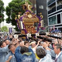 千葉の親子三代夏祭り・本祭りの「みこし・山車」渡御で、威勢良くみこしをかつぐ参加者＝１８日、千葉市中央区の千葉銀座通り