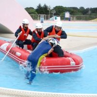 「市街地が浸水」豪雨災害備え、流れるプールで訓練　船橋署、運動公園で