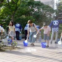 水しぶき　酷暑に「涼」　路面７度↓　変化に歓声　そごう千葉店前で打ち水