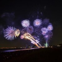 約２万発が海辺を彩った「幕張ビーチ花火フェスタ」＝３日、千葉市美浜区
