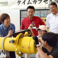 未来への思いと“再会”　２０年前のタイムカプセル開封　習志野市制７０周年、元園児ら集う