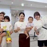 タイムカプセルに入っていた２０年前のメッセージを手にする来場者＝４日、習志野市役所