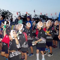 ２０１９年８月３日の「ふるさとまつり」で行われた「ひょっとこ踊り」のパレード＝九十九里町