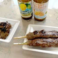 キャンプストアで提供されるジビエつくね（右）と、サンガ焼きのような味わいの「山さんが」