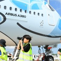 小学生航空機間近に　成田空港　ワンデイ・サマースクール　普段入れない駐機場見学　