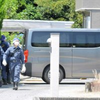 遺体が見つかった住宅付近を調べる捜査員＝９日正午過ぎ、いすみ市小沢