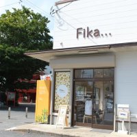 シンプルな中に花柄が目を引く店舗外観。自販機は店横に場所を移し不定期営業している
