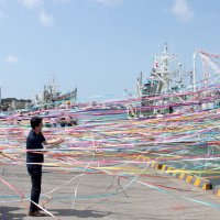 カラフルな紙テープが舞う中で銚子漁港を出発する「第３７傳丸」＝１３日、銚子市