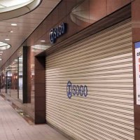 臨時休業したそごう千葉店の周辺は閑散としていた＝１６日午後、千葉市中央区