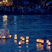 認証ビーチ彩るともしび　勝浦・興津で灯籠流し
