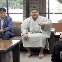 木竜皇「夢と希望を」　柏出身　十両昇進、市長に報告