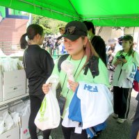 特産梨手に日ハム応援　恒例まつり、来場者に贈呈　鎌ケ谷スタジアム