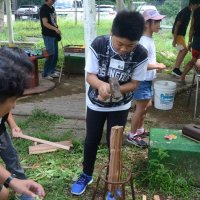 災害時、アウトドア知識を　火起こしや炊飯方法学ぶ　廃校キャンプ場で親子教室　横芝光