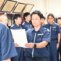 １３人の海面救助員が千葉海保の稲田健二部長から指名通知書を受け取った
